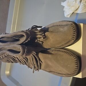 Minnetonka 7 gray boho embellished fringe suede ankle boots